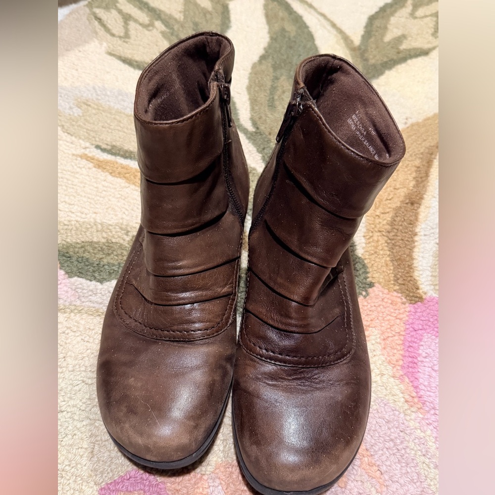 Clark’s Women Brown Leather Christine Ankle Boots size 8.5W Soft Comfortable